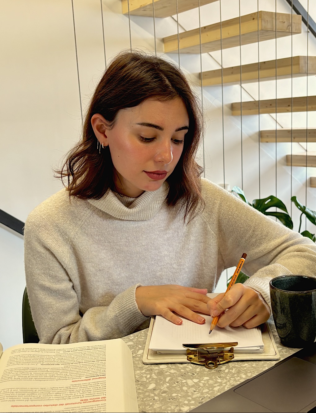 Greta Caredda mentre prende appunti alla scrivania